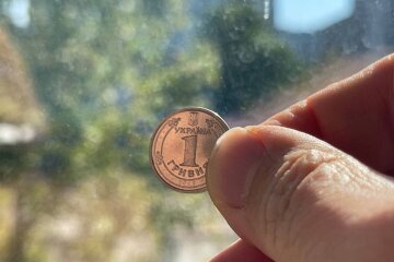 монета в одну гривну