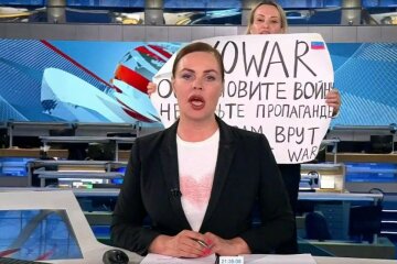 антивоєнний плакат в ефірі першого каналу росії