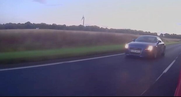 женщина выскочила на встречную полосу, пытаясь обогнать грузовик