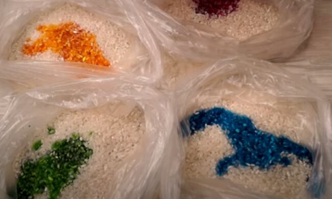 Они получатся мраморными: как покрасить яйца на Пасху при помощи риса