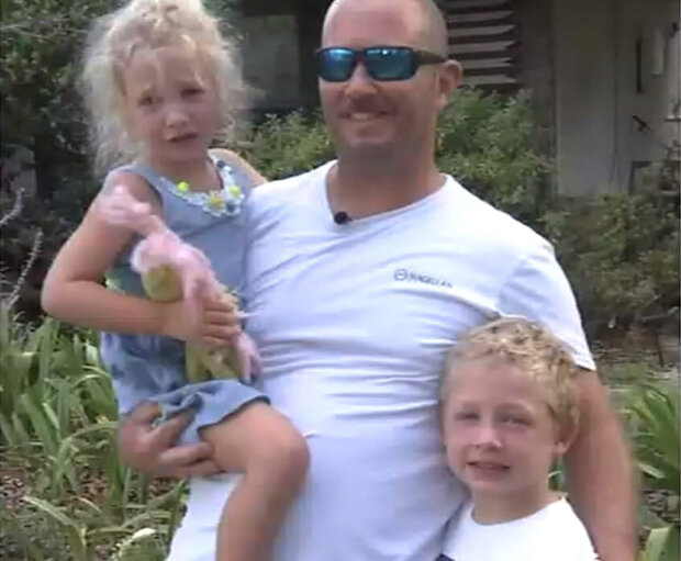 Семилетний мальчик час плыл в реке, чтобы спасти отца и сестру