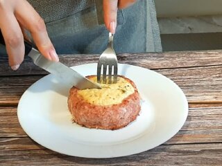 Мясные ватрушки с творогом и сыром