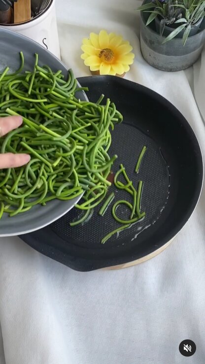 Салат из чесночных стрелок