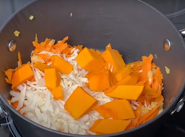 Приготовление тыквенного супа, кадр из видео