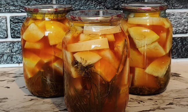 Мариновані кабачки на зиму з кетчупом
