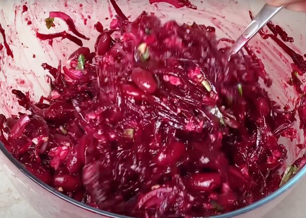 Свекольный салат, кадр из видео