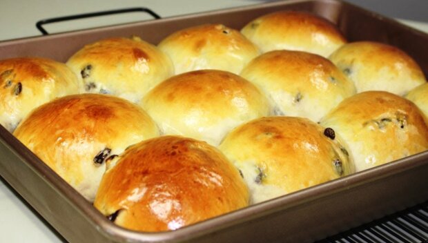 Булочки с изюмом, кадр из видео