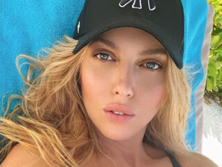 Оля Полякова