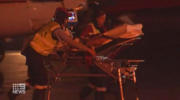 чоловік застрибнув на спину акулі