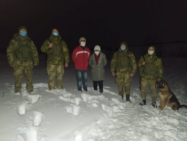 Прикордонники знайшли у львівських снігах індусів