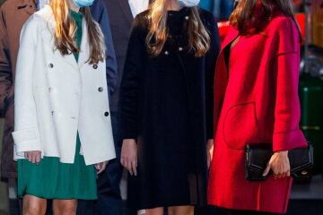 королева Летиция, 14-летняя Леонор и 13-летняя София