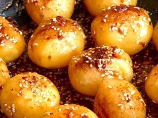 Молодая картошка в медовом соусе