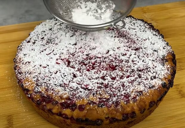 Пиріг із замороженими ягодами, кадр з відео