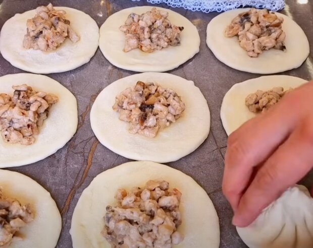 Приготування пиріжків, кадр з відео