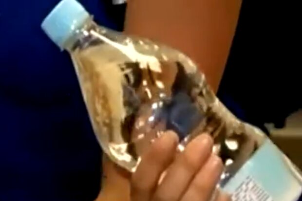 Бутилированная вода, кадр из видео