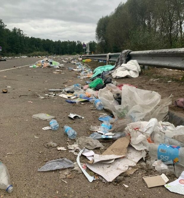 Хасиди перетворили кордон України на сміттярку