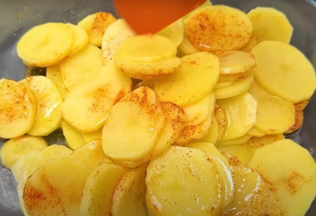 Приготування картопляної запіканки, кадр з відео