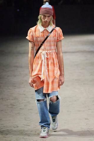 Gucci запропонував чоловікам носити сукні в клітку.