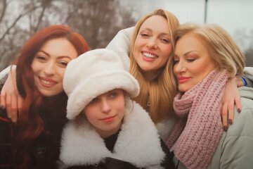 Оля Полякова с дочерьми и мамой, кадр из клипа