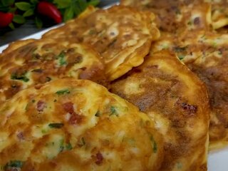 Оладьи с колбасой, кадр из видео