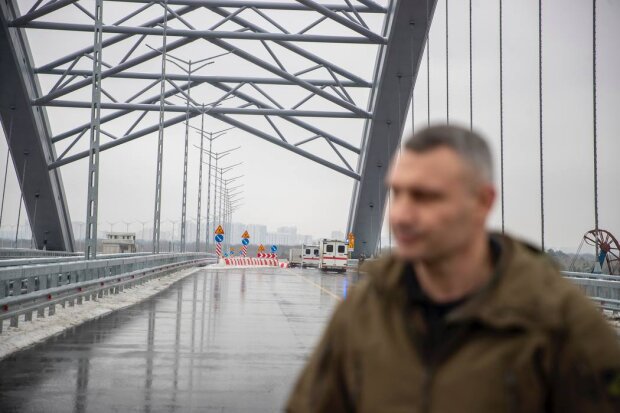 Виталий Кличко на мосту, фото из соцсетей мэра