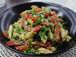 Салат с курицей, помидорами и щавелем