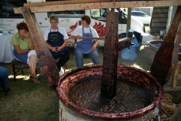 Для варіння леквару збирається вся родина