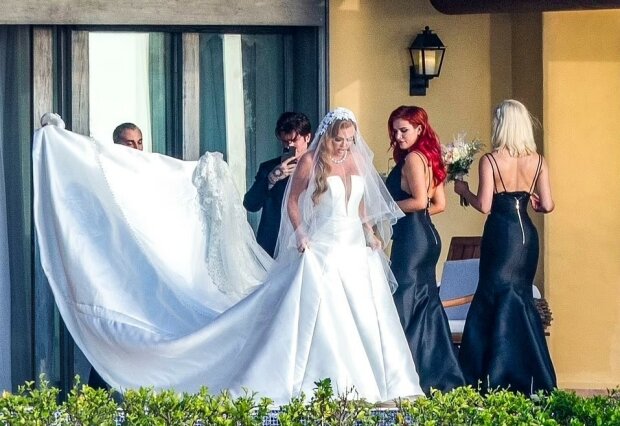 Белла Торн на весіллі матері