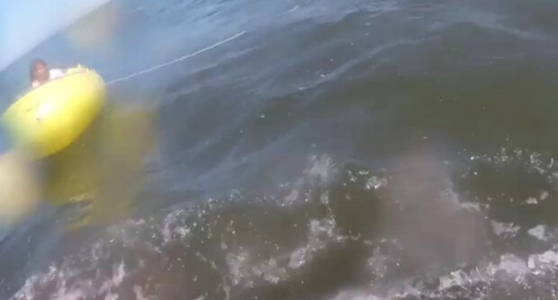 8-летнюю девочку унесло в море на надувной лодочке