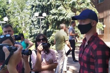 Соратників Медведчука закидали яйцями