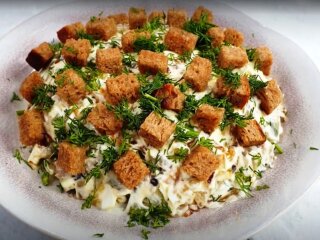 Салат с шпротами, кадр из видео