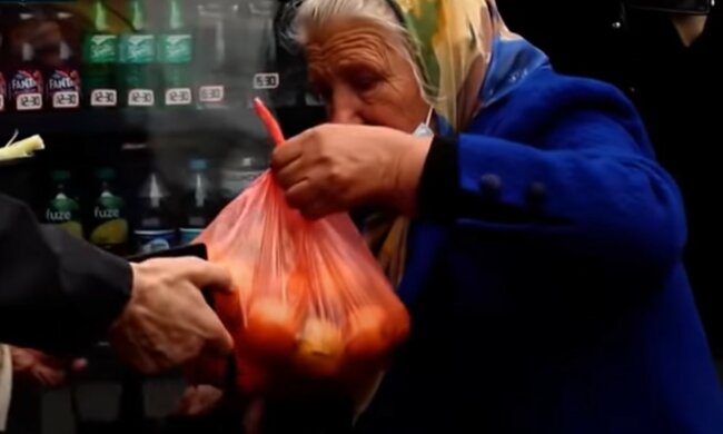 бабуся торгує овочами