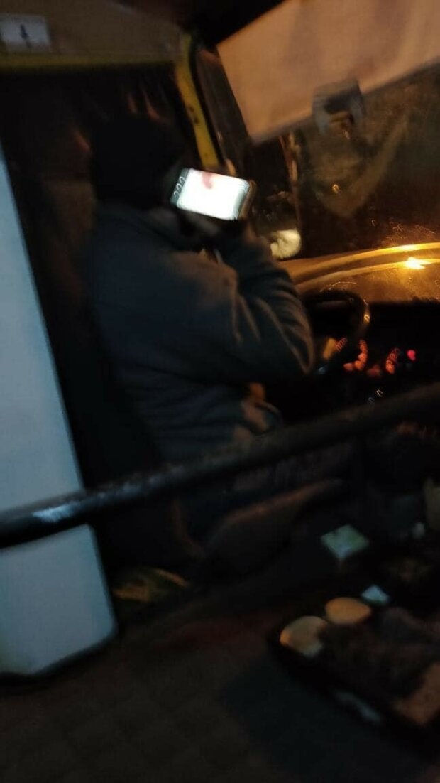 Маршрутчик вез людей с загипсованной рукой