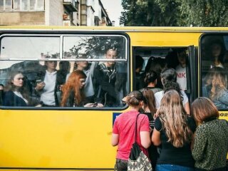 Не слабо: у Дніпрі водій маршрутки дав здачу незвичайною гривнею