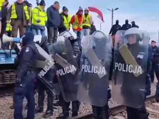 Поляки на границе, кадр из видео