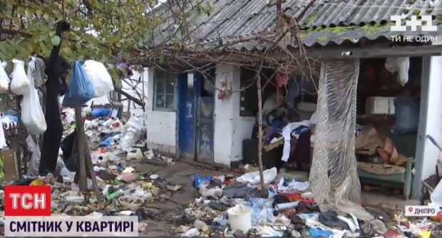 Семеро детей жили в доме-помойке. Скриншот из сюжета ТСН