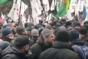 Попытка установить палатки и столкновение с полицией: в Украине нарастают протесты