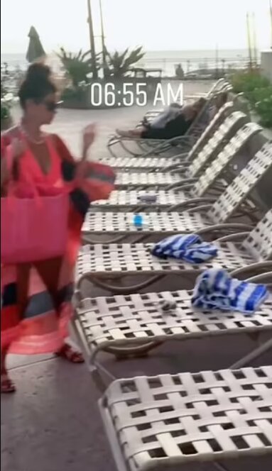 Женщина заняла сразу шесть шезлонгов