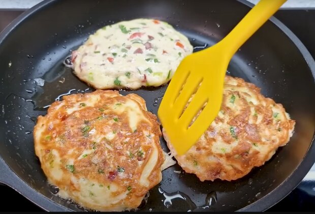 Оладьи с колбасой, кадр из видео