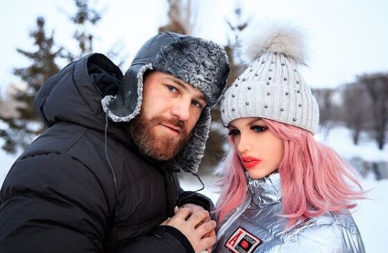 Бодібілдер одружився на силіконовій ляльці