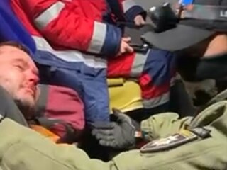 бійці з лікарями везуть п'яного мешканця Києва