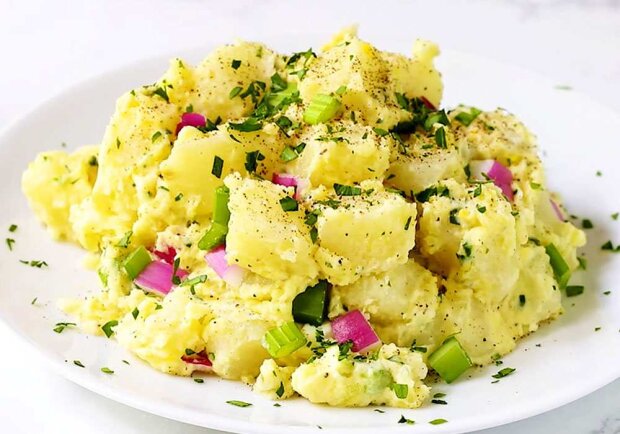 Вся сім'я облизуватиме тарілки: рецепт ситного картопляного салату з сиром та яблуком