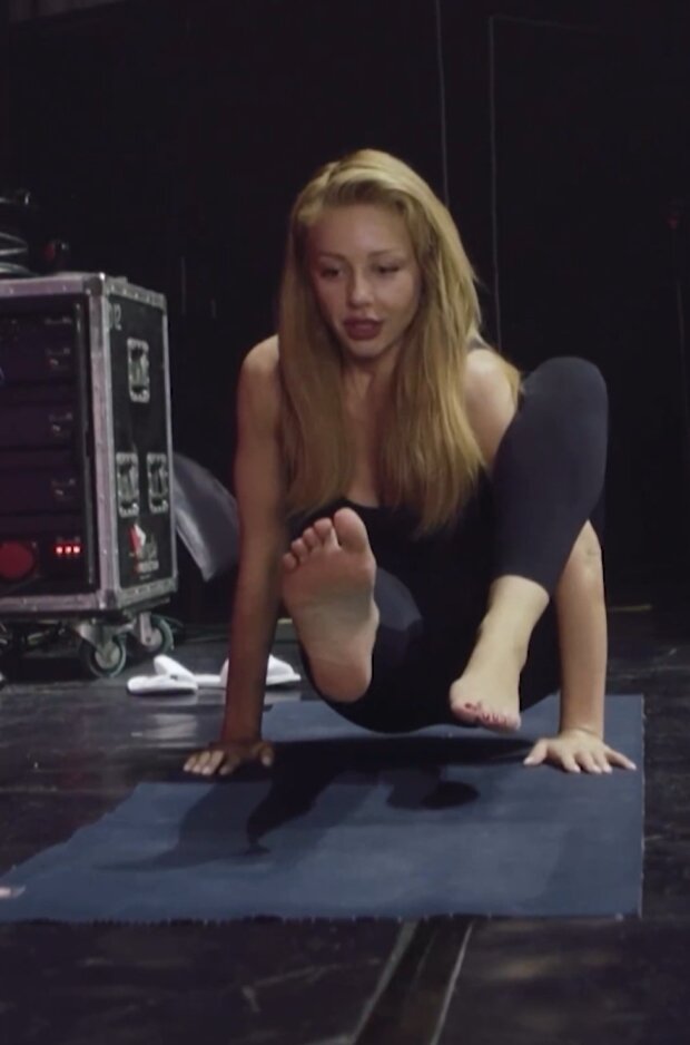 Асани Тіни Кароль, кадр з відео