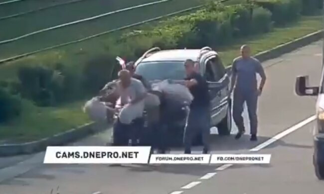 У Кам'янському автомобілісти побили пішоходів, які перебігали дорогу