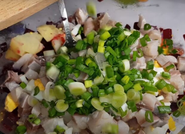 Ленивая селедка под шубой, кадр из видео