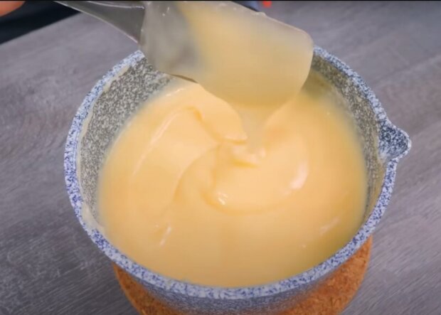Приготовление крема для рулета, кадр из видео