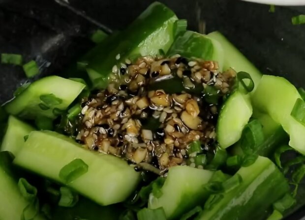 Салат из огурцов, кадр из видео