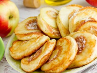 Яблочные оладьи, кадр из видео