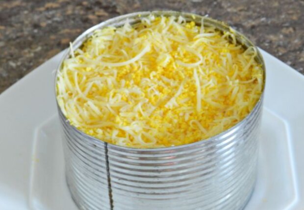 Слоеный салат, кадр из видео