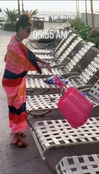 Женщина заняла сразу шесть шезлонгов